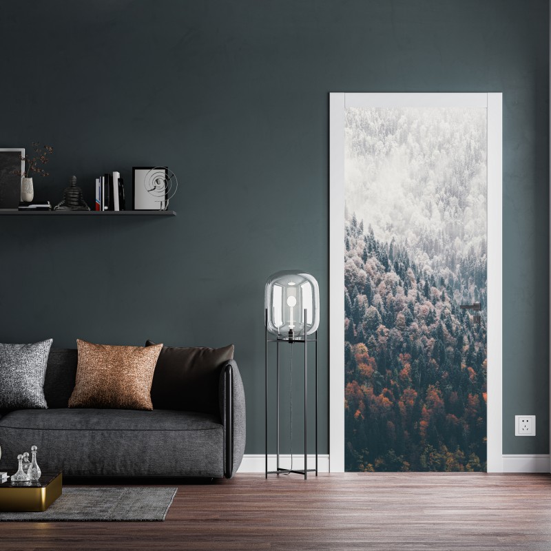 Naklejka na drzwi mglisty jesienny las na śnieżnej górze – Wallissimo® Naklejka na drzwi mglisty jesienny las na śnieżnej górze – Wallissimo®