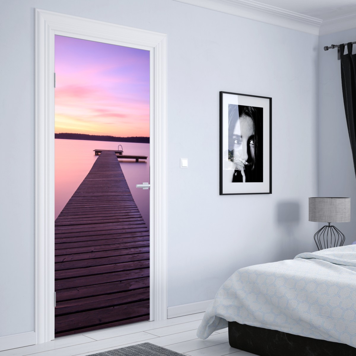 Naklejka na drzwi spokojny pastelowy zachód nad jeziorem z pomostem – Wallissimo® Naklejka na drzwi spokojny pastelowy zachód nad jeziorem z pomostem – Wallissimo®