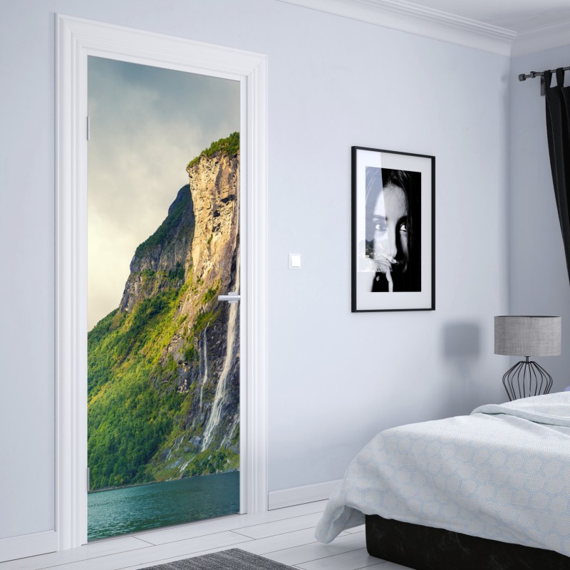 Naklejka na drzwi wodospady spływające po klifach fiordu