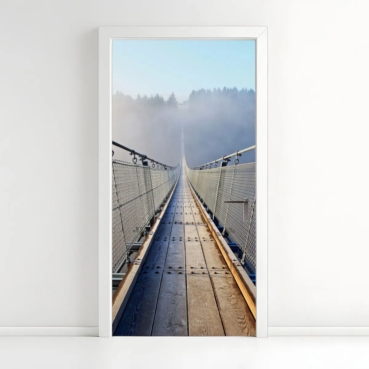 Naklejka na drzwi mglisty wiszący most prowadzący w las – Wallissimo® Naklejka na drzwi mglisty wiszący most prowadzący w las – Wallissimo®