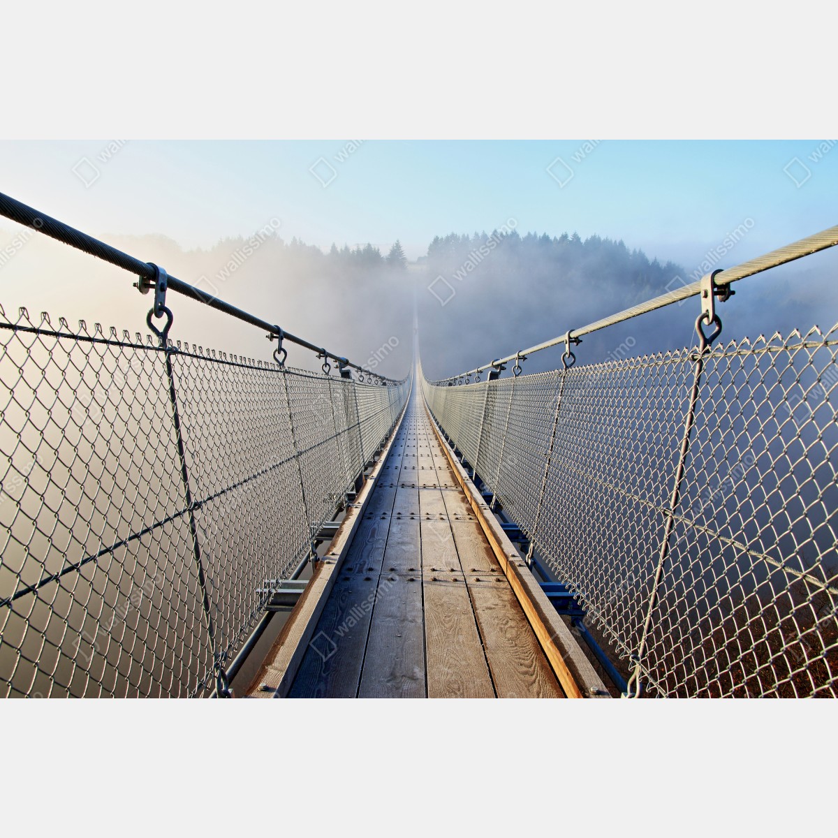 Naklejka na drzwi mglisty wiszący most prowadzący w las – Wallissimo® Naklejka na drzwi mglisty wiszący most prowadzący w las – Wallissimo®