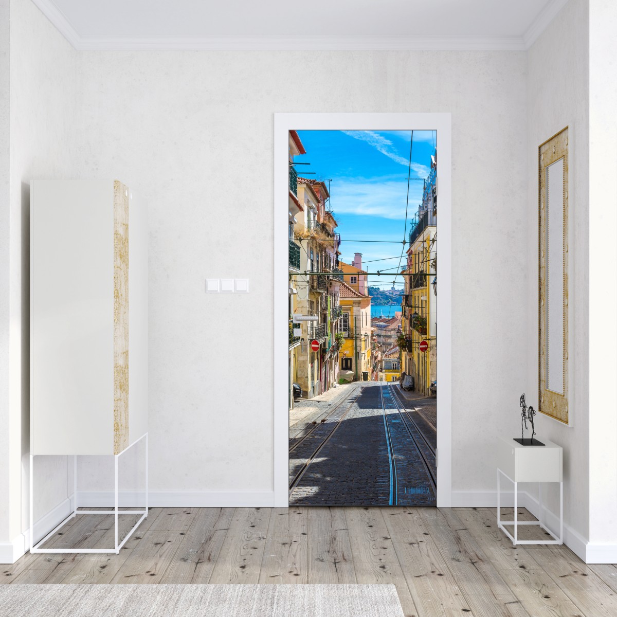 Naklejka na drzwi stara ulica w Lizbonie w słoneczny dzień – Wallissimo® Naklejka na drzwi stara ulica w Lizbonie w słoneczny dzień – Wallissimo®