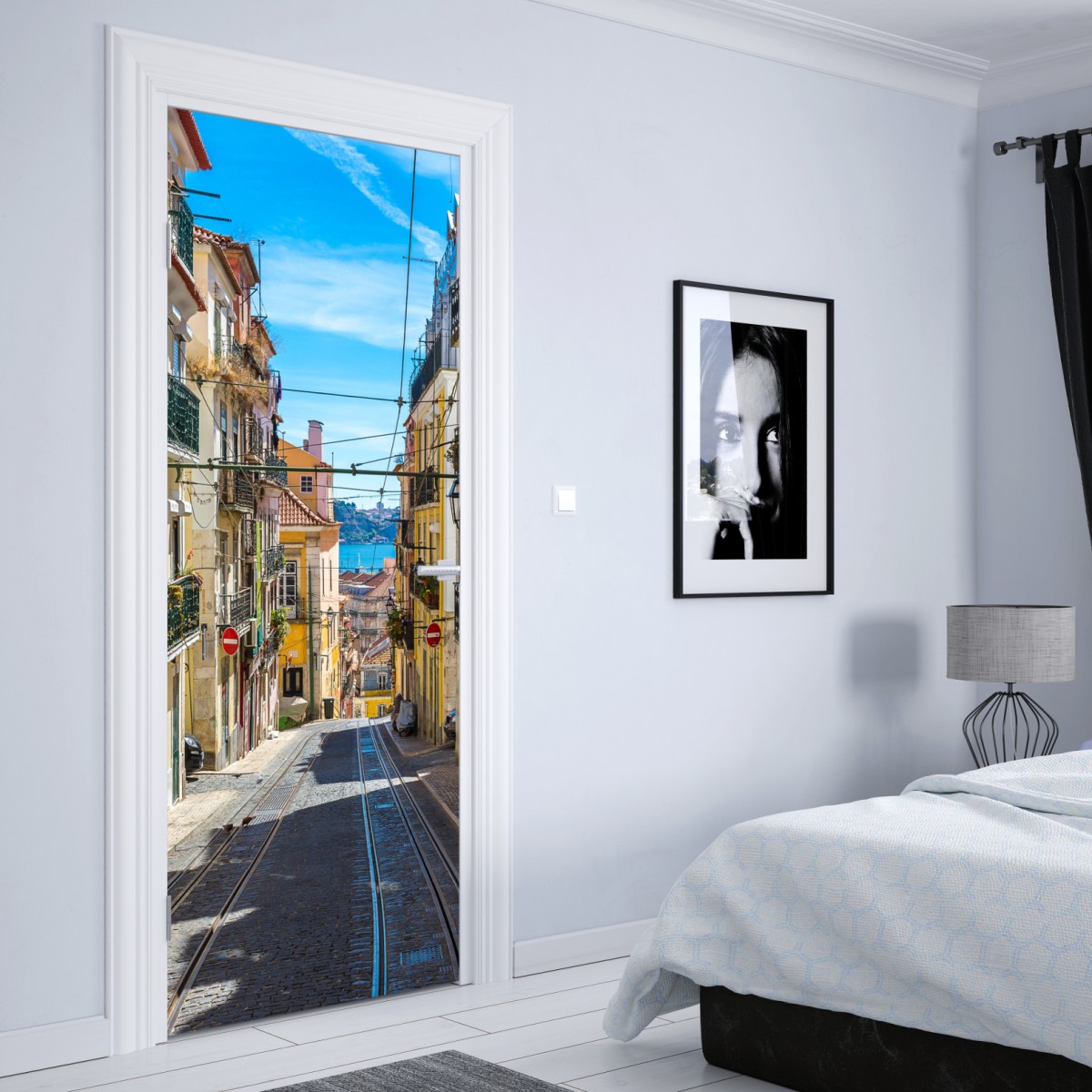 Naklejka na drzwi stara ulica w Lizbonie w słoneczny dzień – Wallissimo® Naklejka na drzwi stara ulica w Lizbonie w słoneczny dzień – Wallissimo®