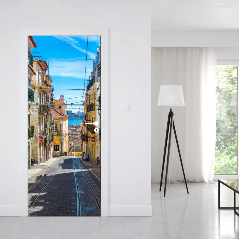 Naklejka na drzwi stara ulica w Lizbonie w słoneczny dzień – Wallissimo® Naklejka na drzwi stara ulica w Lizbonie w słoneczny dzień – Wallissimo®