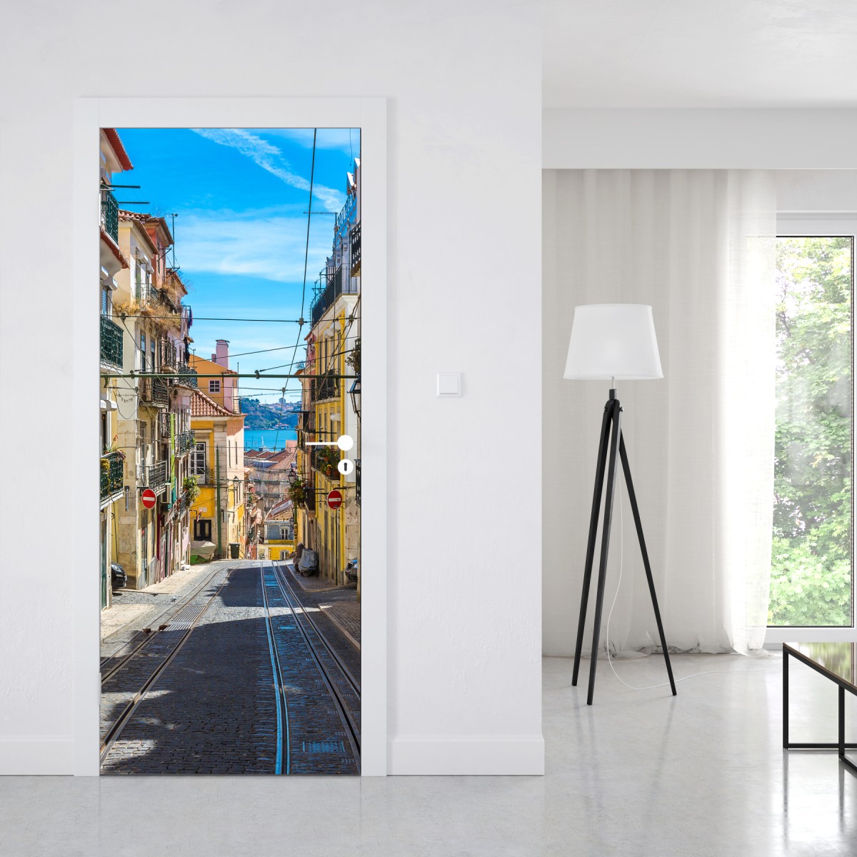 Naklejka na drzwi stara ulica w Lizbonie w słoneczny dzień – Wallissimo® Naklejka na drzwi stara ulica w Lizbonie w słoneczny dzień – Wallissimo®