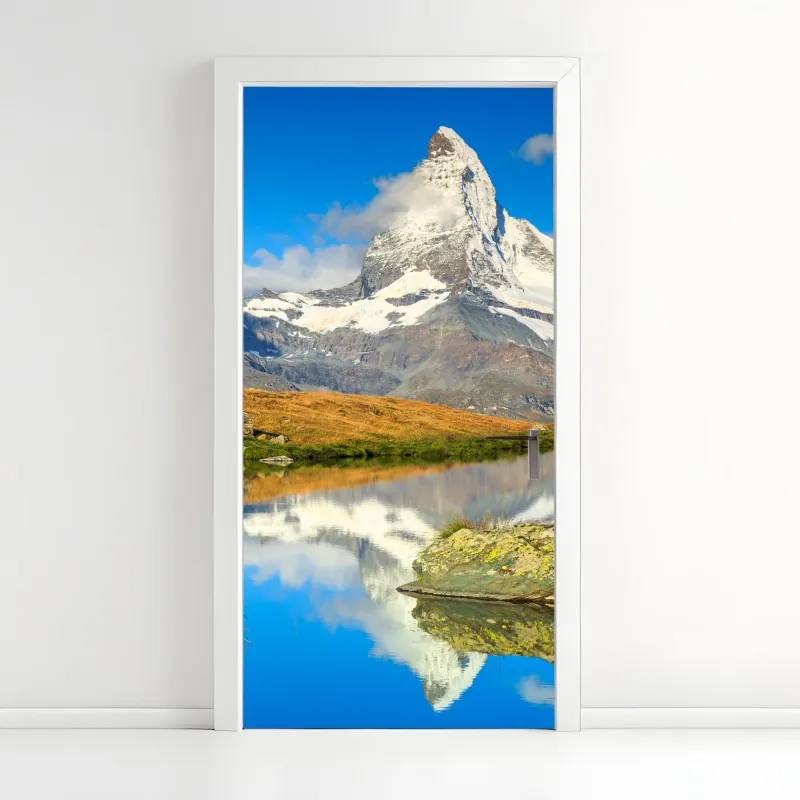 Naklejka na drzwi majestatyczny Matterhorn odbity w alpejskim jeziorze