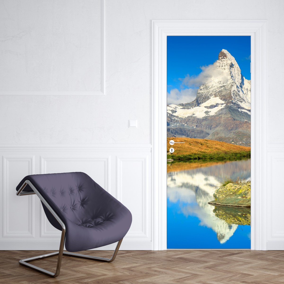 Naklejka na drzwi majestatyczny Matterhorn odbity w alpejskim jeziorze – Wallissimo® Naklejka na drzwi majestatyczny Matterhorn odbity w alpejskim jeziorze – Wallissimo®