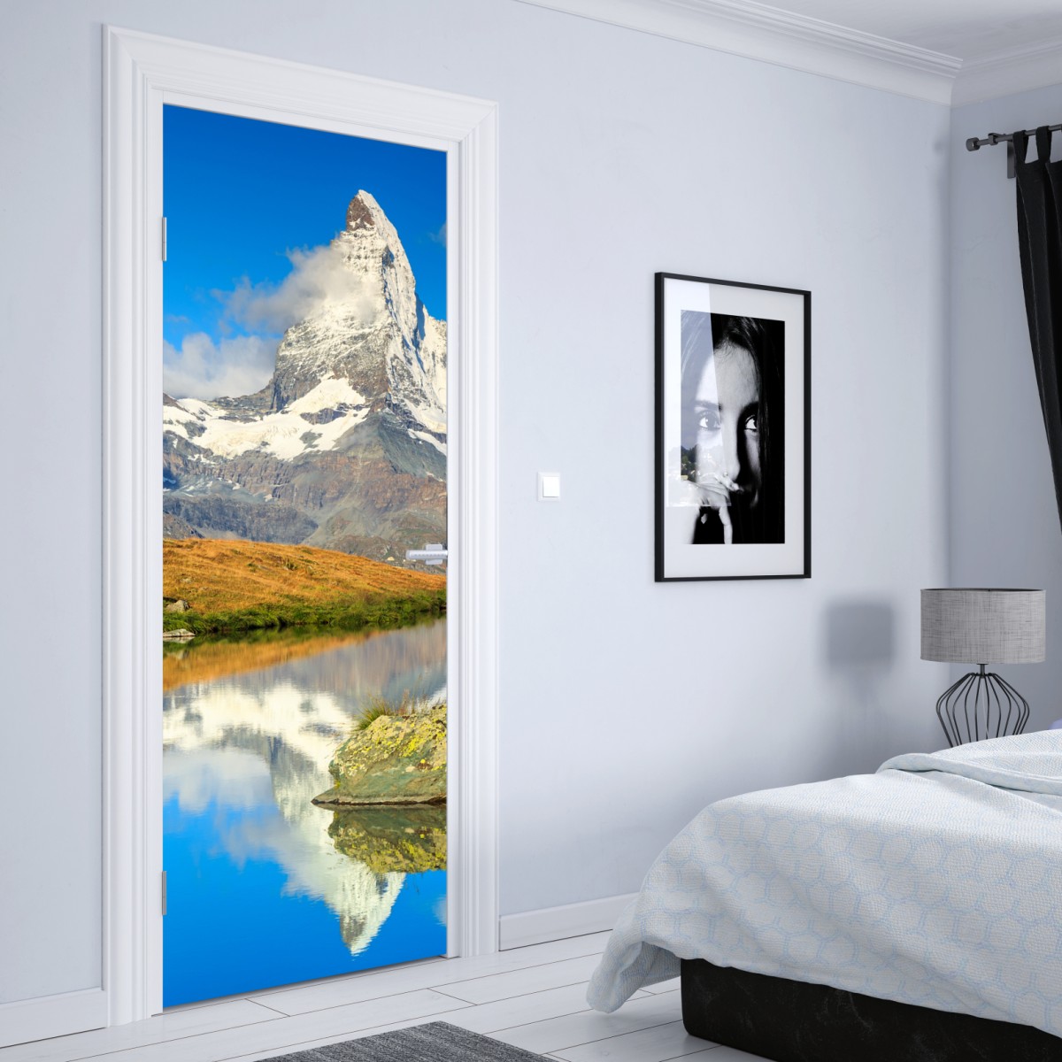 Naklejka na drzwi majestatyczny Matterhorn odbity w alpejskim jeziorze – Wallissimo® Naklejka na drzwi majestatyczny Matterhorn odbity w alpejskim jeziorze – Wallissimo®