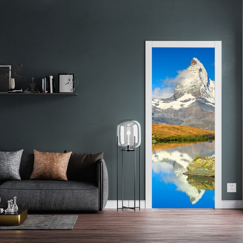 Naklejka na drzwi majestatyczny Matterhorn odbity w alpejskim jeziorze – Wallissimo® Naklejka na drzwi majestatyczny Matterhorn odbity w alpejskim jeziorze – Wallissimo®