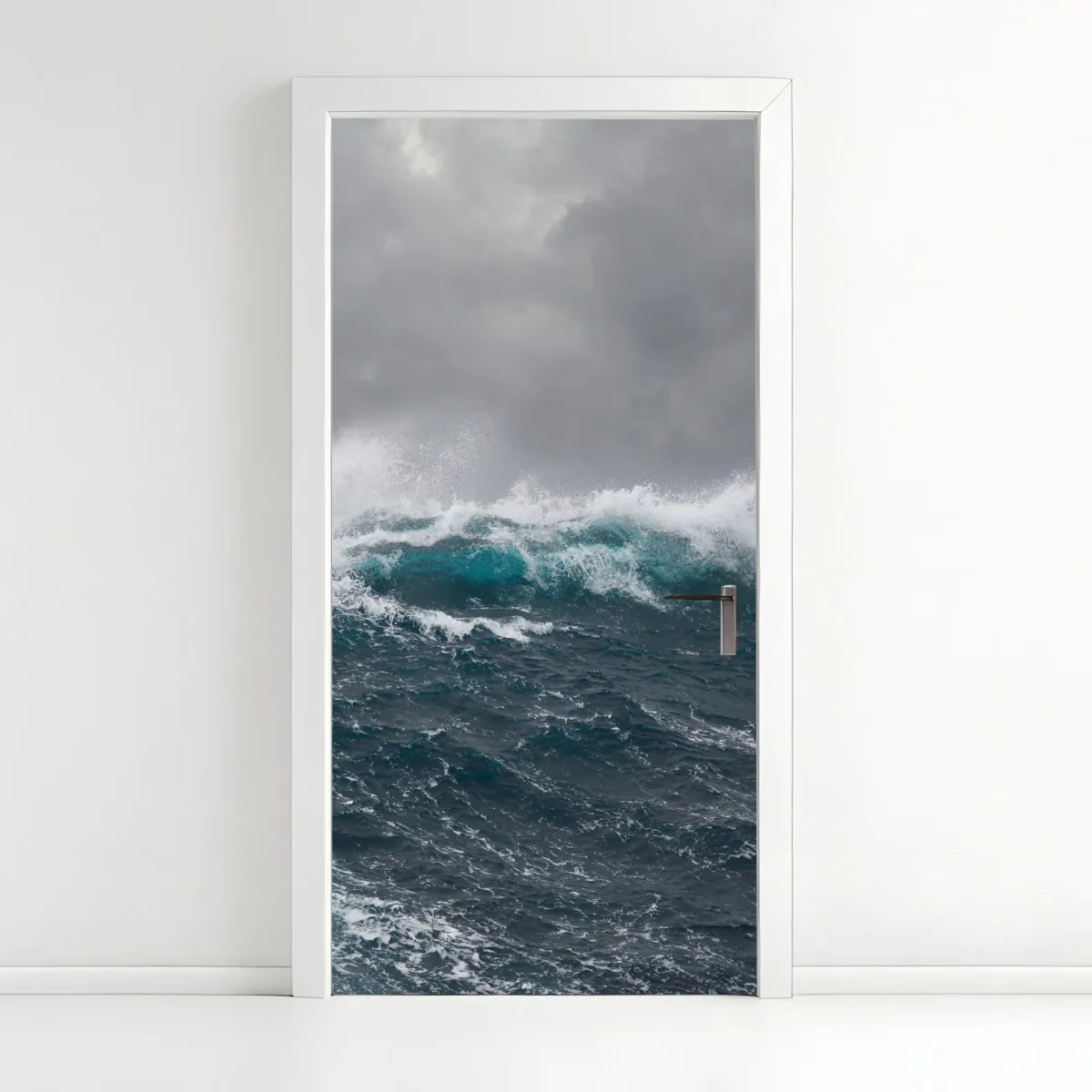 Naklejka na drzwi burzliwe morze z rozbijającymi się falami – Wallissimo® Naklejka na drzwi burzliwe morze z rozbijającymi się falami – Wallissimo®