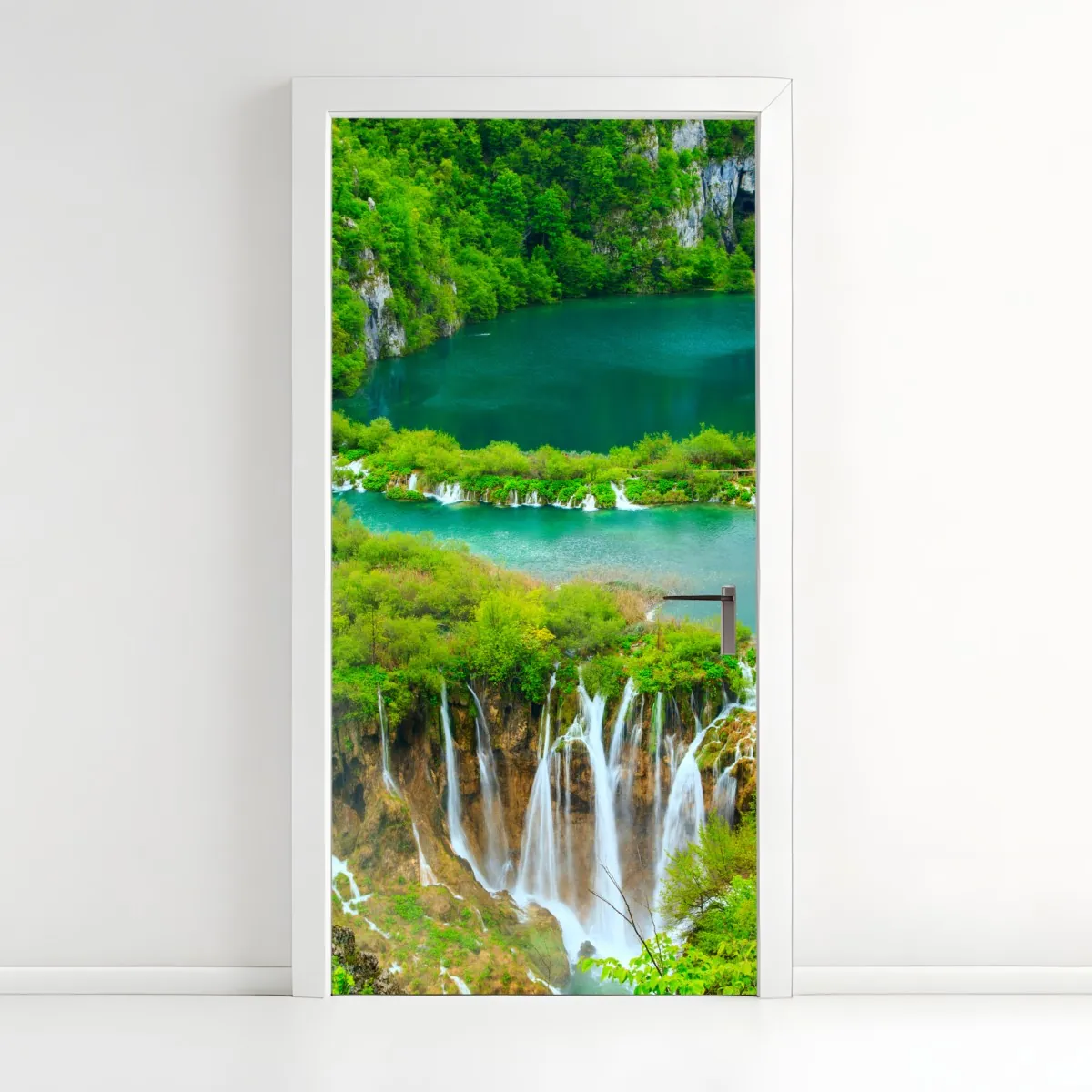 Naklejka na drzwi bujny wodospad i turkusowe jeziora – Wallissimo® Naklejka na drzwi bujny wodospad i turkusowe jeziora – Wallissimo®