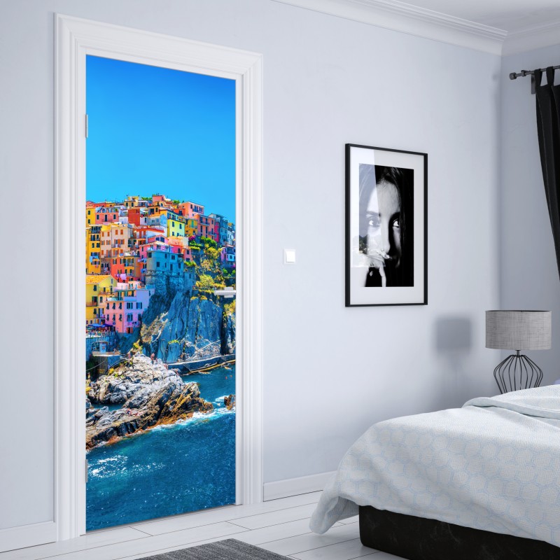 Naklejka na drzwi kolorowa wioska na klifie nad morzem – Wallissimo® Naklejka na drzwi kolorowa wioska na klifie nad morzem – Wallissimo®