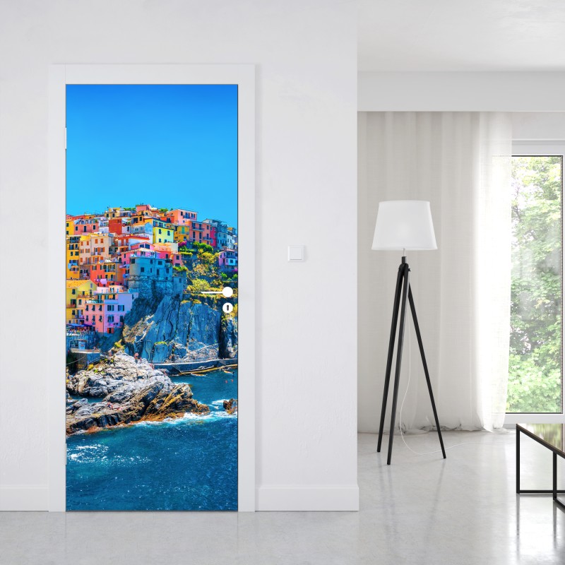 Naklejka na drzwi kolorowa wioska na klifie nad morzem – Wallissimo® Naklejka na drzwi kolorowa wioska na klifie nad morzem – Wallissimo®