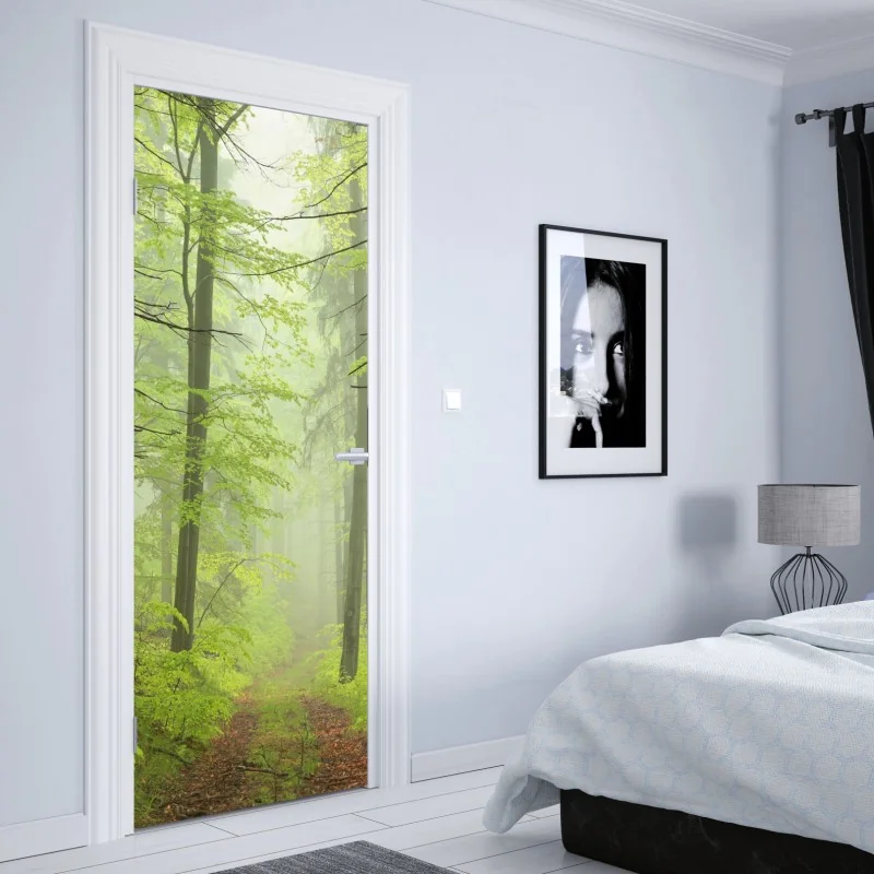 Naklejka na drzwi mglisty zielony leśny szlak – Wallissimo® Naklejka na drzwi mglisty zielony leśny szlak – Wallissimo®