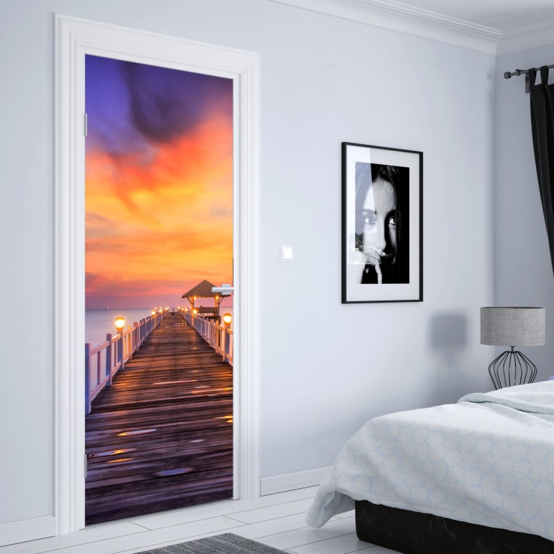 Naklejka na drzwi drewniany pomost o wschodzie słońca – Wallissimo® Naklejka na drzwi drewniany pomost o wschodzie słońca – Wallissimo®