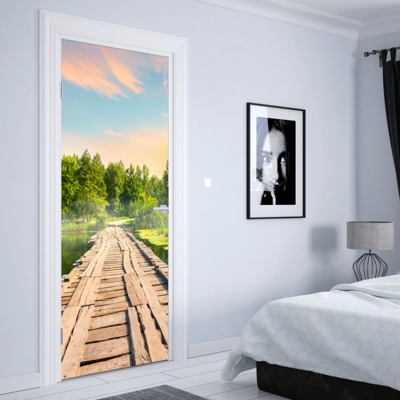 Naklejka na drzwi słoneczny drewniany most nad spokojnym jeziorem – Wallissimo® Naklejka na drzwi słoneczny drewniany most nad spokojnym jeziorem – Wallissimo®