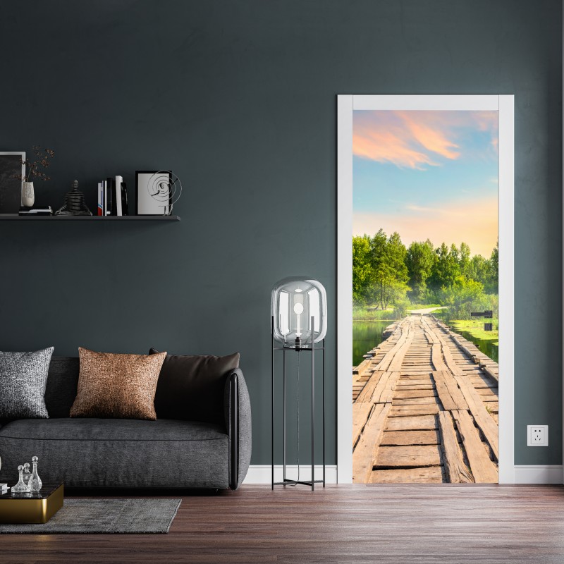 Naklejka na drzwi słoneczny drewniany most nad spokojnym jeziorem – Wallissimo® Naklejka na drzwi słoneczny drewniany most nad spokojnym jeziorem – Wallissimo®
