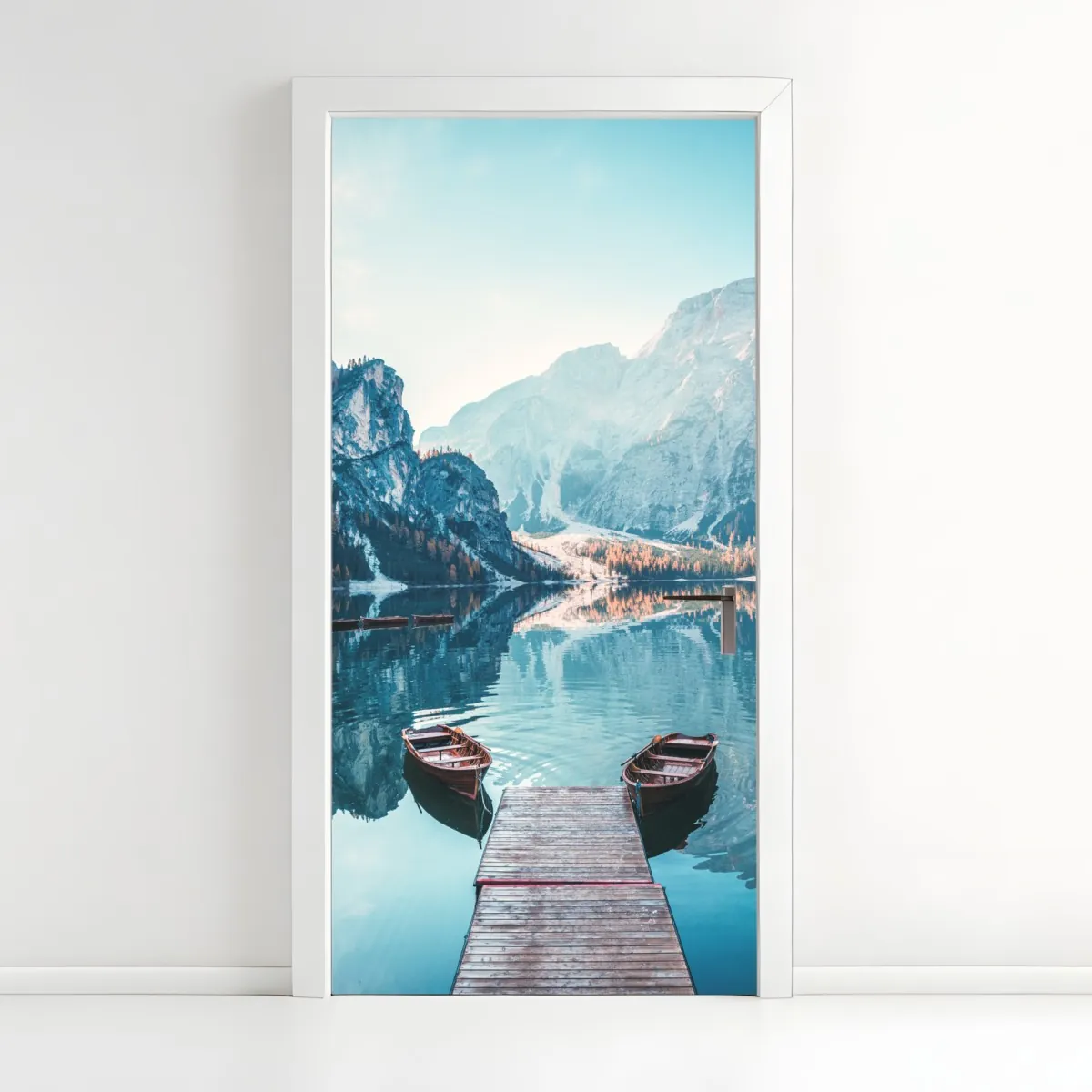 Naklejka na drzwi spokojny poranek nad jeziorem Braies, Dolomity – Wallissimo® Naklejka na drzwi spokojny poranek nad jeziorem Braies, Dolomity – Wallissimo®