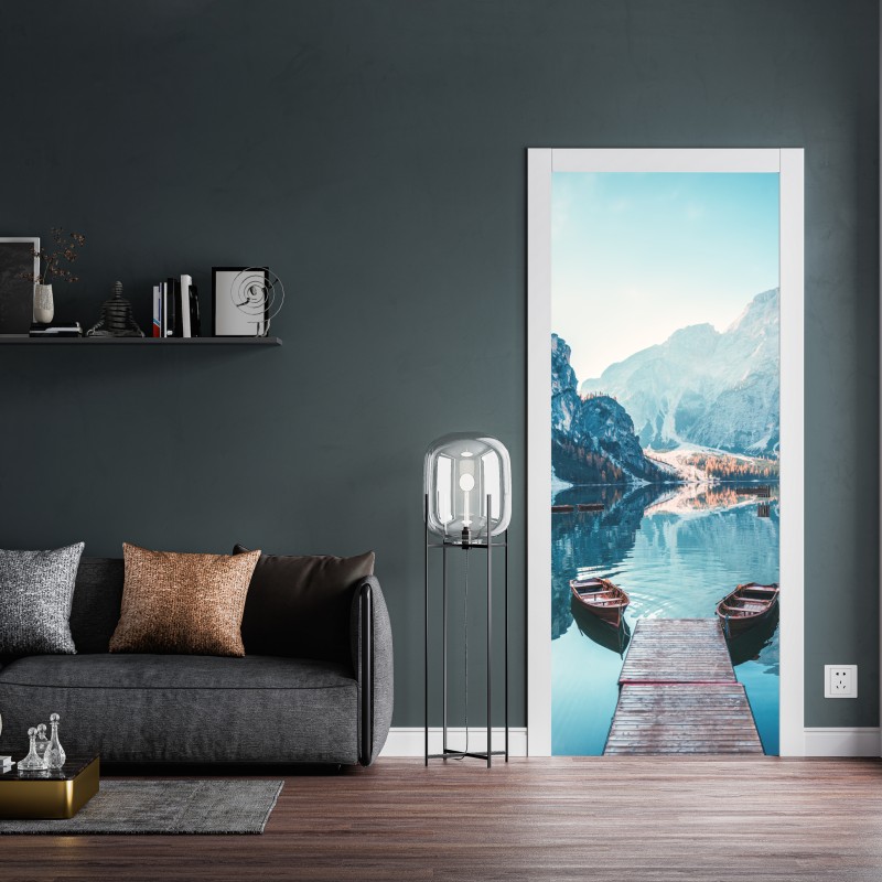 Naklejka na drzwi spokojny poranek nad jeziorem Braies, Dolomity – Wallissimo® Naklejka na drzwi spokojny poranek nad jeziorem Braies, Dolomity – Wallissimo®