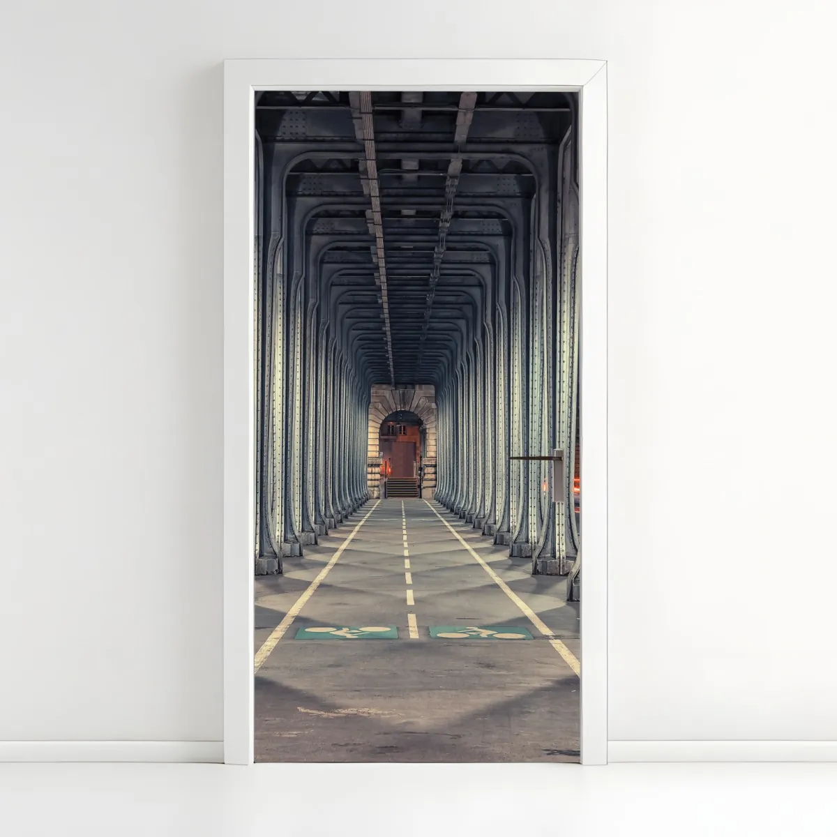 Naklejka na drzwi symetryczny korytarz stalowego mostu nocą – Wallissimo® Naklejka na drzwi symetryczny korytarz stalowego mostu nocą – Wallissimo®