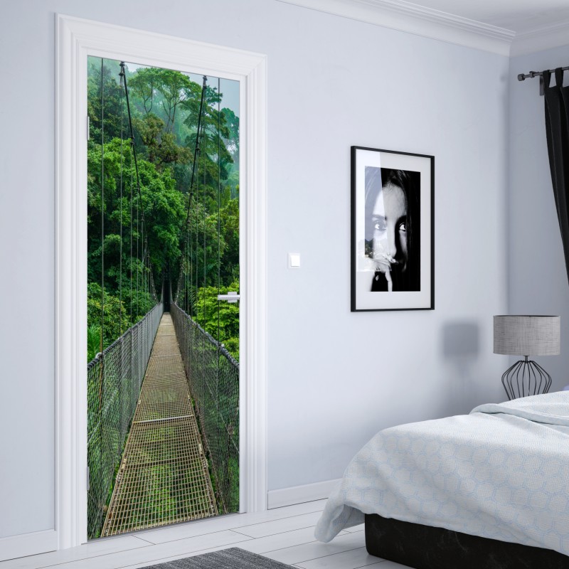 Naklejka na drzwi wiszący most w bujnej dżungli – Wallissimo® Naklejka na drzwi wiszący most w bujnej dżungli – Wallissimo®