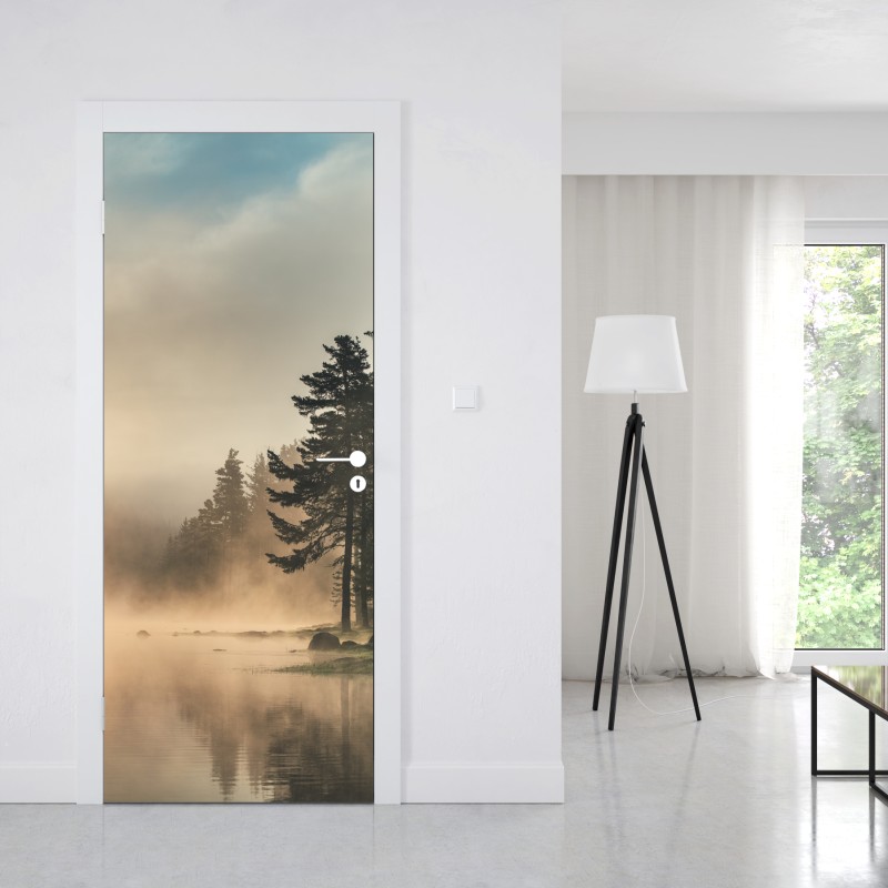 Naklejka na drzwi mglisty wschód słońca nad leśnym jeziorem – Wallissimo® Naklejka na drzwi mglisty wschód słońca nad leśnym jeziorem – Wallissimo®