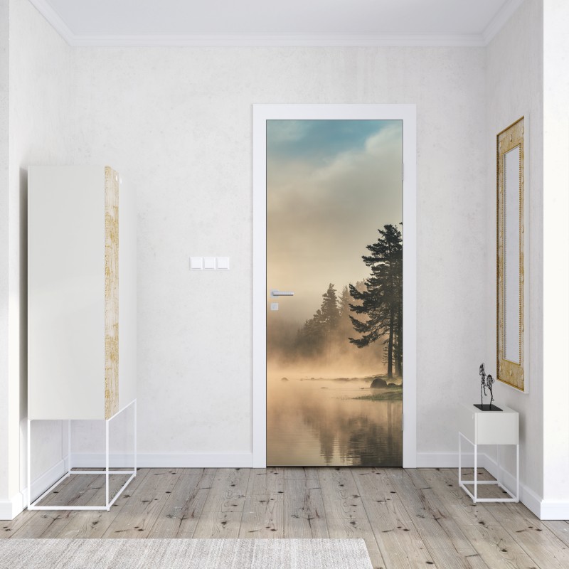 Naklejka na drzwi mglisty wschód słońca nad leśnym jeziorem – Wallissimo® Naklejka na drzwi mglisty wschód słońca nad leśnym jeziorem – Wallissimo®
