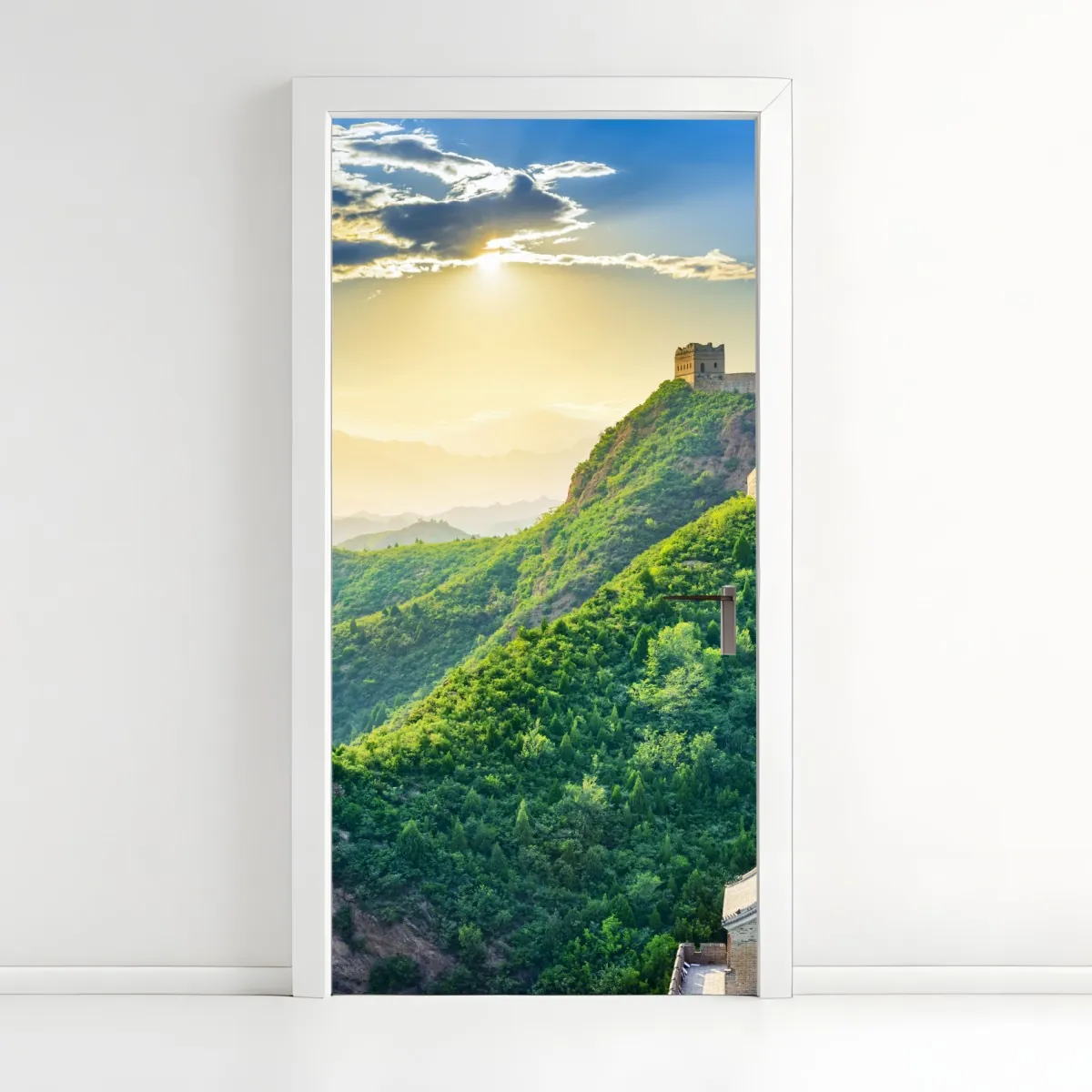 Naklejka na drzwi Wielki Mur o świcie nad zielonymi górami – Wallissimo® Naklejka na drzwi Wielki Mur o świcie nad zielonymi górami – Wallissimo®