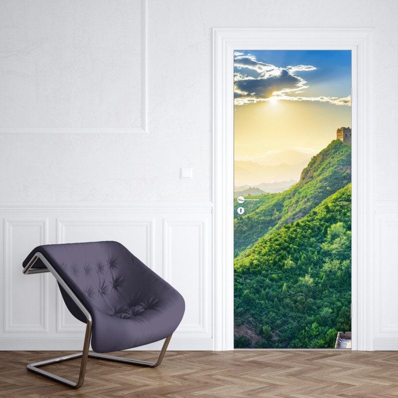Naklejka na drzwi Wielki Mur o świcie nad zielonymi górami – Wallissimo® Naklejka na drzwi Wielki Mur o świcie nad zielonymi górami – Wallissimo®