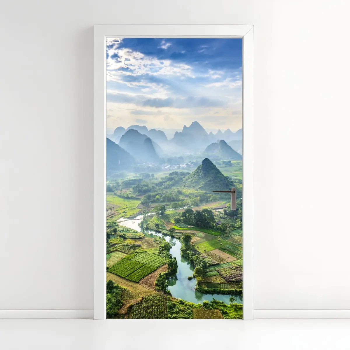 Naklejka na drzwi mglista dolina górska z karstowymi szczytami o świcie – Wallissimo® Naklejka na drzwi mglista dolina górska z karstowymi szczytami o świcie – Wallissimo®