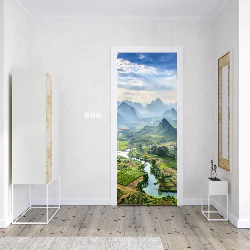 Naklejka na drzwi mglista dolina górska z karstowymi szczytami o świcie – Wallissimo® Naklejka na drzwi mglista dolina górska z karstowymi szczytami o świcie – Wallissimo®