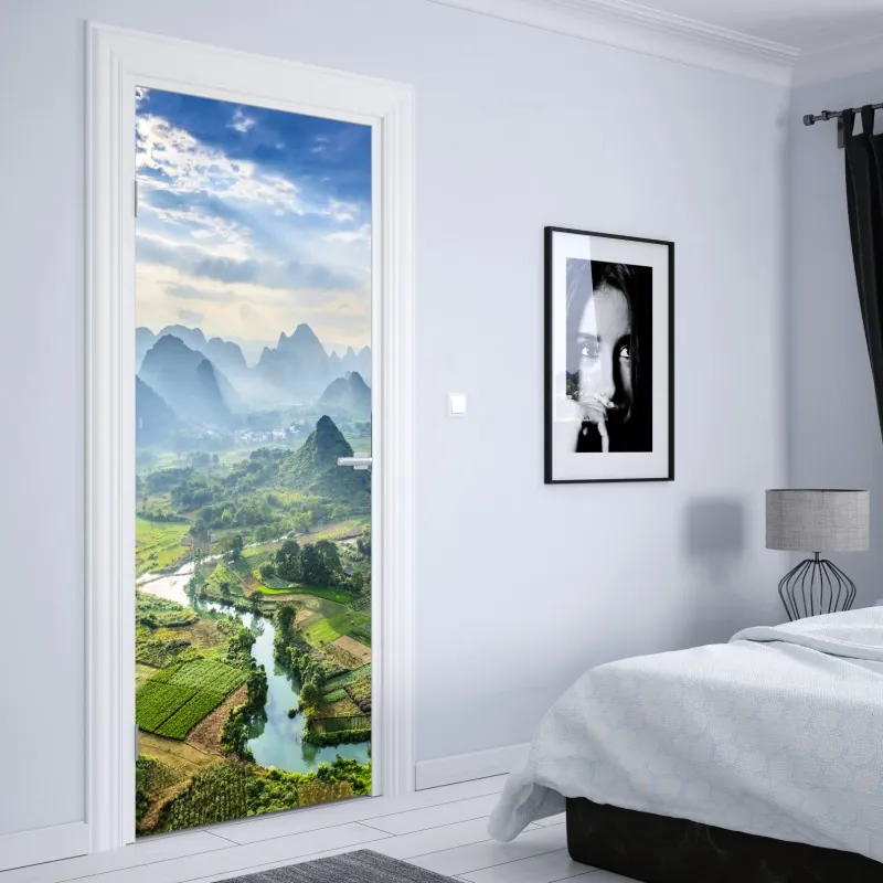 Naklejka na drzwi mglista dolina górska z karstowymi szczytami o świcie – Wallissimo® Naklejka na drzwi mglista dolina górska z karstowymi szczytami o świcie – Wallissimo®