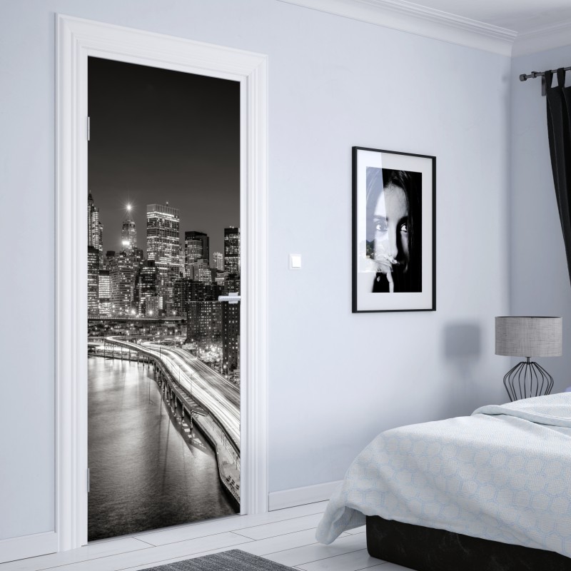 Naklejka na drzwi czarno-biała panorama miasta nocą – Wallissimo® Naklejka na drzwi czarno-biała panorama miasta nocą – Wallissimo®