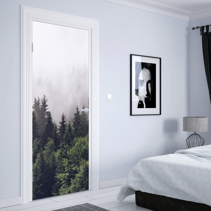 Naklejka na drzwi mglisty las iglasty na górskim zboczu – Wallissimo® Naklejka na drzwi mglisty las iglasty na górskim zboczu – Wallissimo®