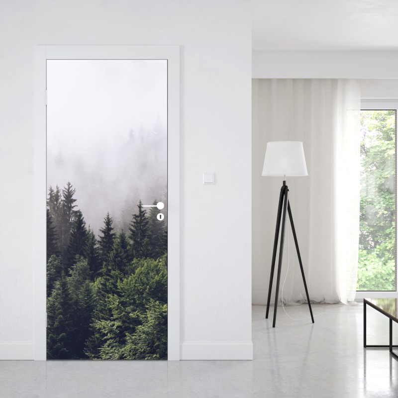 Naklejka na drzwi mglisty las iglasty na górskim zboczu – Wallissimo® Naklejka na drzwi mglisty las iglasty na górskim zboczu – Wallissimo®