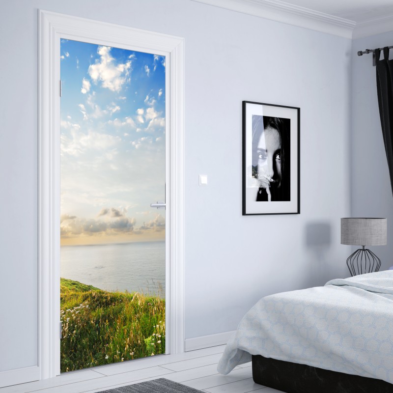 Naklejka na drzwi intensywny tropikalny ptak rajski na zielonych liściach – Wallissimo®