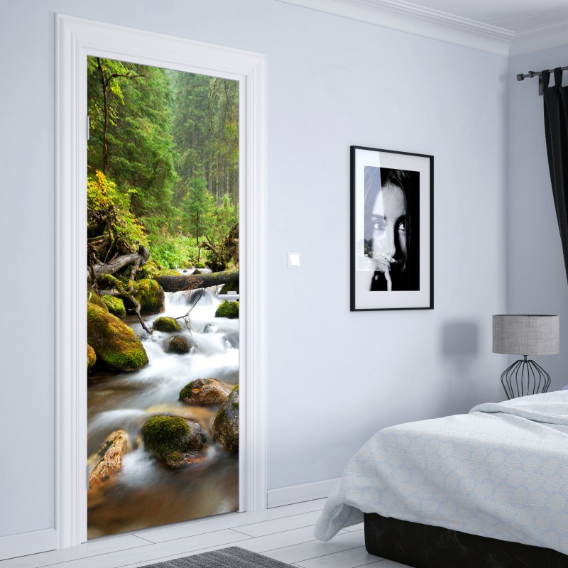 Naklejka na drzwi porośnięty mchem strumień leśny – Wallissimo® Naklejka na drzwi porośnięty mchem strumień leśny – Wallissimo®