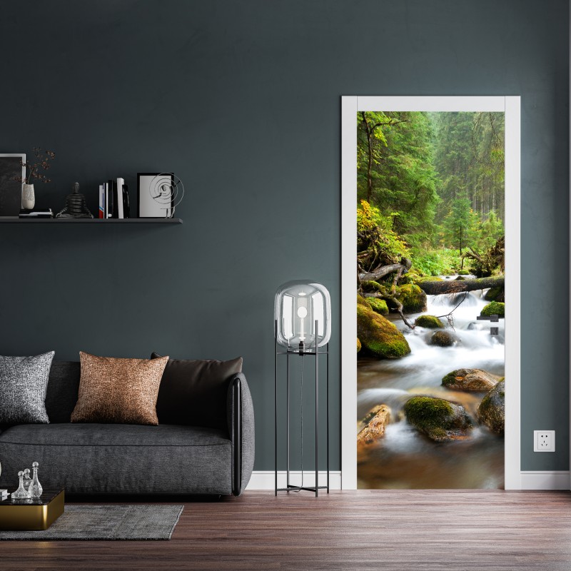 Naklejka na drzwi porośnięty mchem strumień leśny – Wallissimo® Naklejka na drzwi porośnięty mchem strumień leśny – Wallissimo®