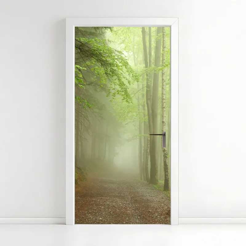Naklejka na drzwi mglisty leśny szlak