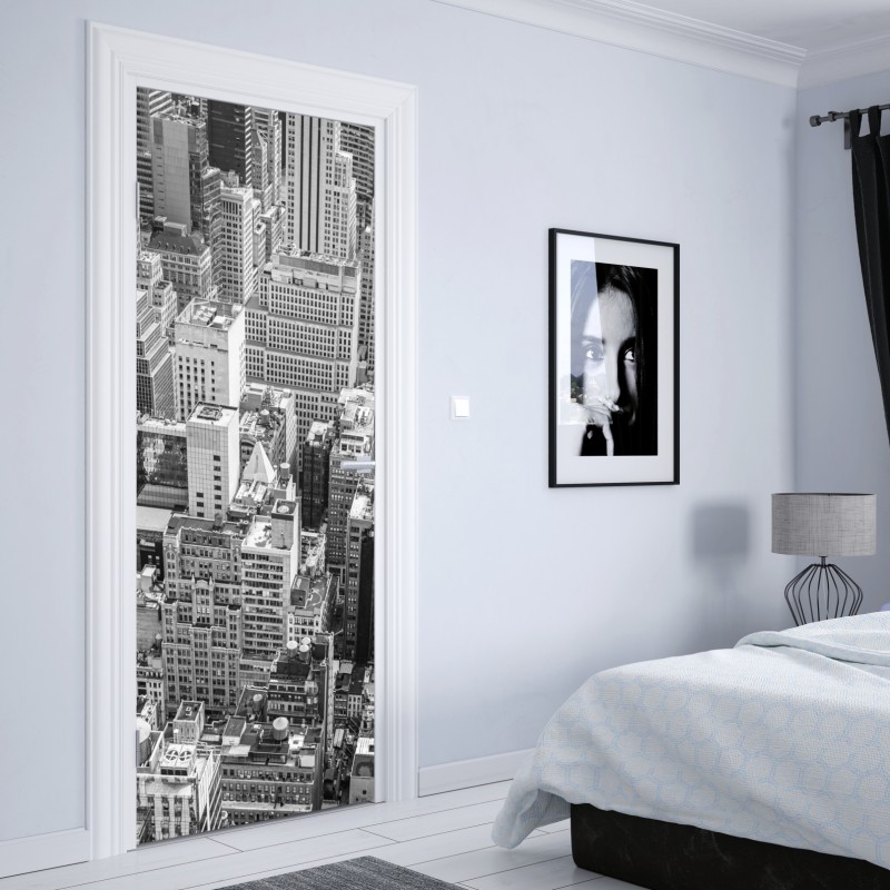 Naklejka na drzwi lotnicza panorama miasta w odcieniach szarości – Wallissimo® Naklejka na drzwi lotnicza panorama miasta w odcieniach szarości – Wallissimo®