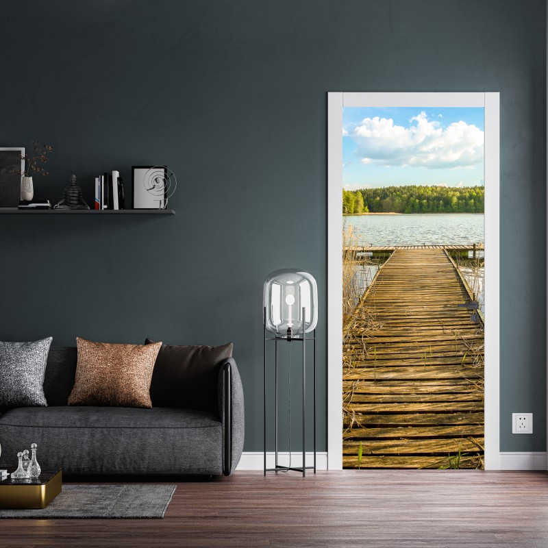 Naklejka na drzwi drewniany pomost nad spokojnym jeziorem – Wallissimo® Naklejka na drzwi drewniany pomost nad spokojnym jeziorem – Wallissimo®