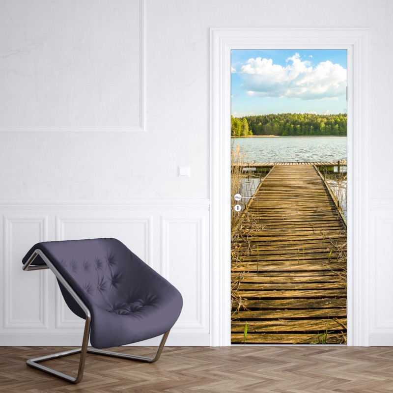 Naklejka na drzwi drewniany pomost nad spokojnym jeziorem – Wallissimo® Naklejka na drzwi drewniany pomost nad spokojnym jeziorem – Wallissimo®