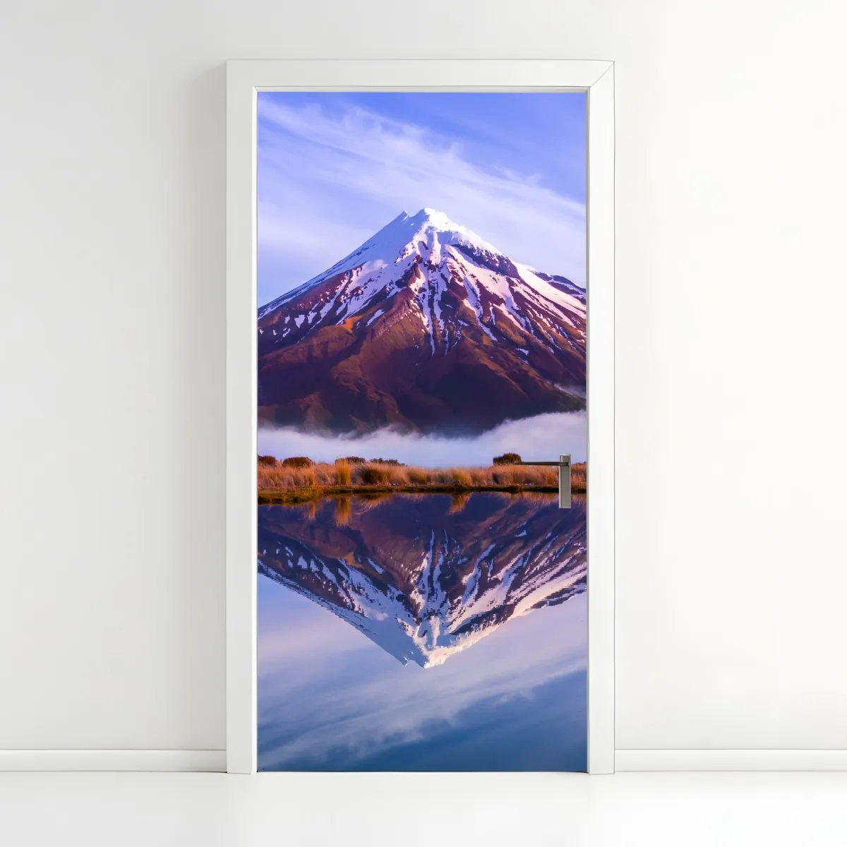 Naklejka na drzwi majestatyczne odbicie góry o wschodzie słońca – Wallissimo® Naklejka na drzwi majestatyczne odbicie góry o wschodzie słońca – Wallissimo®