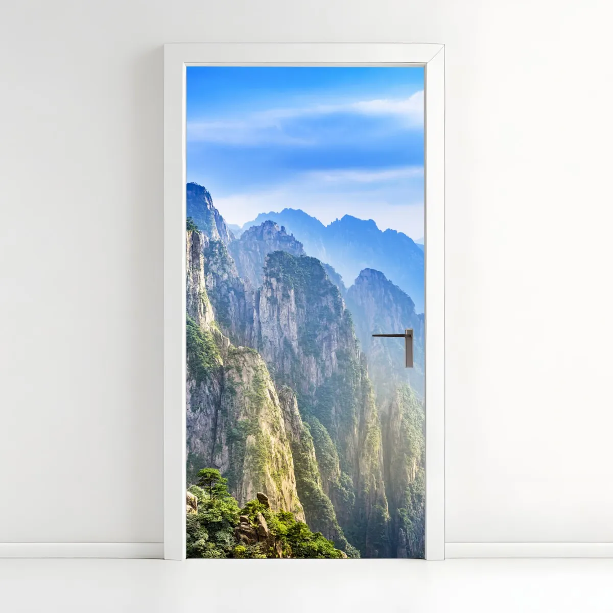 Naklejka na drzwi mglista panorama górska – Wallissimo® Naklejka na drzwi mglista panorama górska – Wallissimo®