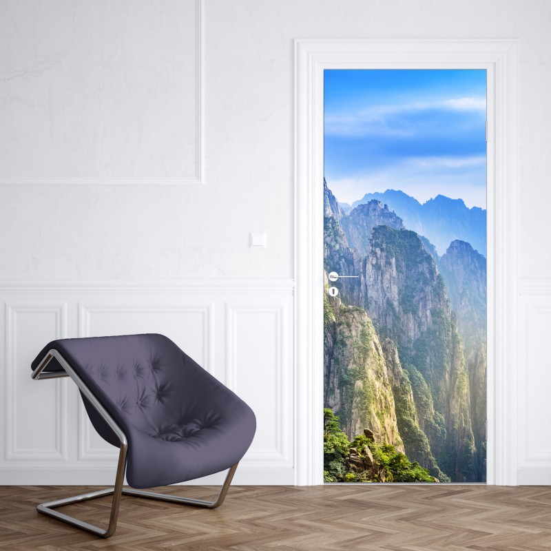 Naklejka na drzwi mglista panorama górska – Wallissimo® Naklejka na drzwi mglista panorama górska – Wallissimo®