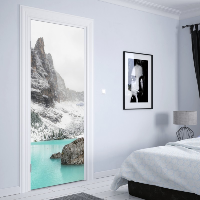 Naklejka na drzwi turkusowe jezioro alpejskie pod ośnieżonymi szczytami – Wallissimo® Naklejka na drzwi turkusowe jezioro alpejskie pod ośnieżonymi szczytami – Wallissimo®