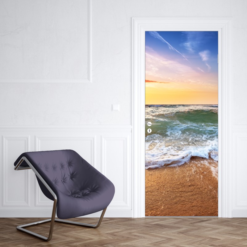 Naklejka na drzwi złoty zachód słońca na plaży nad falami – Wallissimo® Naklejka na drzwi złoty zachód słońca na plaży nad falami – Wallissimo®