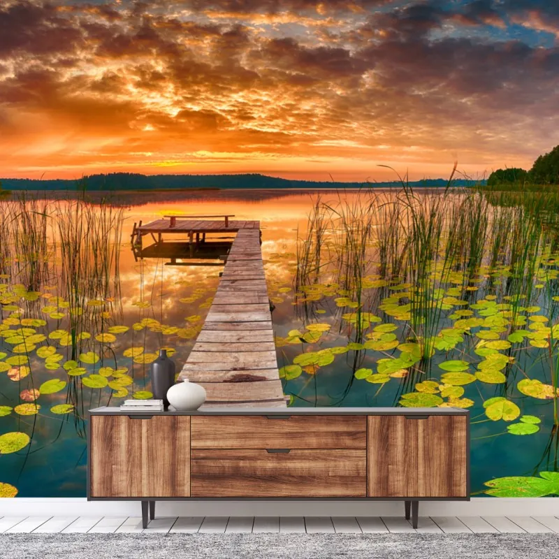 Fototapeta wschód słońca nad spokojnym jeziorem z drewnianym pomostem