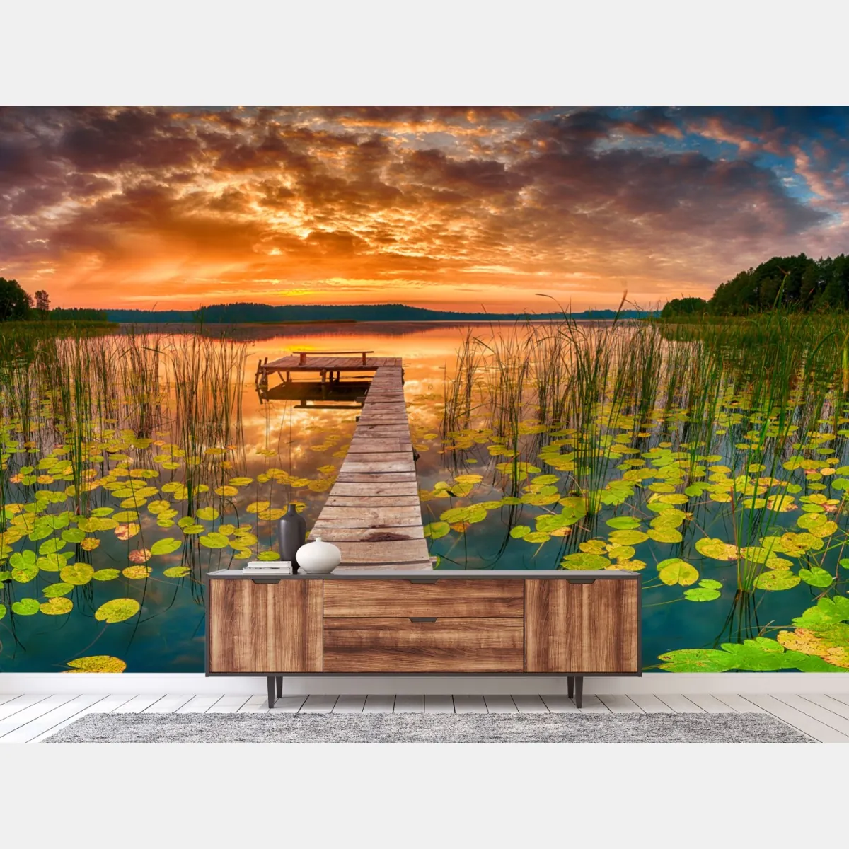 Fototapeta wschód słońca nad spokojnym jeziorem z drewnianym pomostem – Wallissimo® Fototapeta wschód słońca nad spokojnym jeziorem z drewnianym pomostem – Wallissimo®