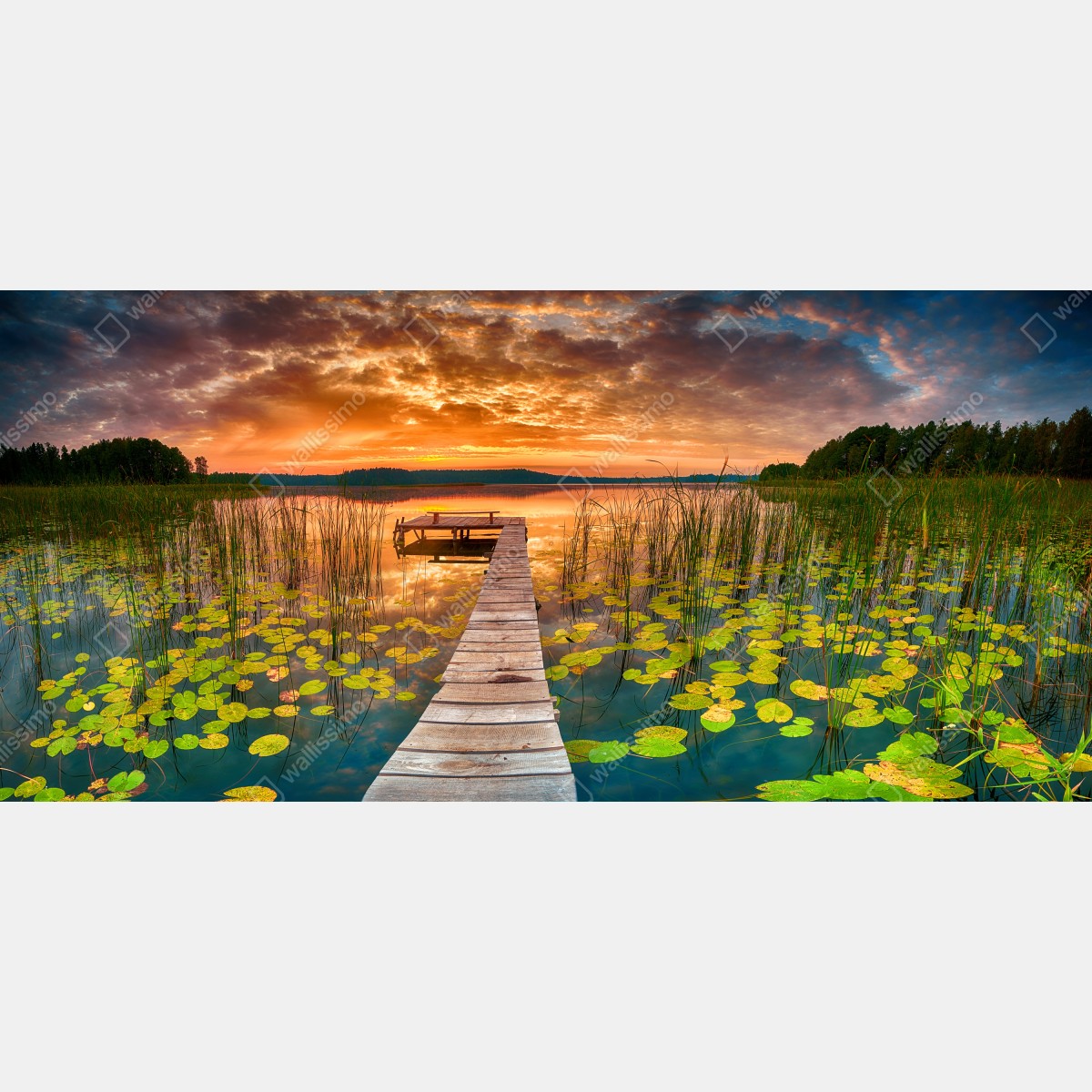 Fototapeta wschód słońca nad spokojnym jeziorem z drewnianym pomostem – Wallissimo® Fototapeta wschód słońca nad spokojnym jeziorem z drewnianym pomostem – Wallissimo®